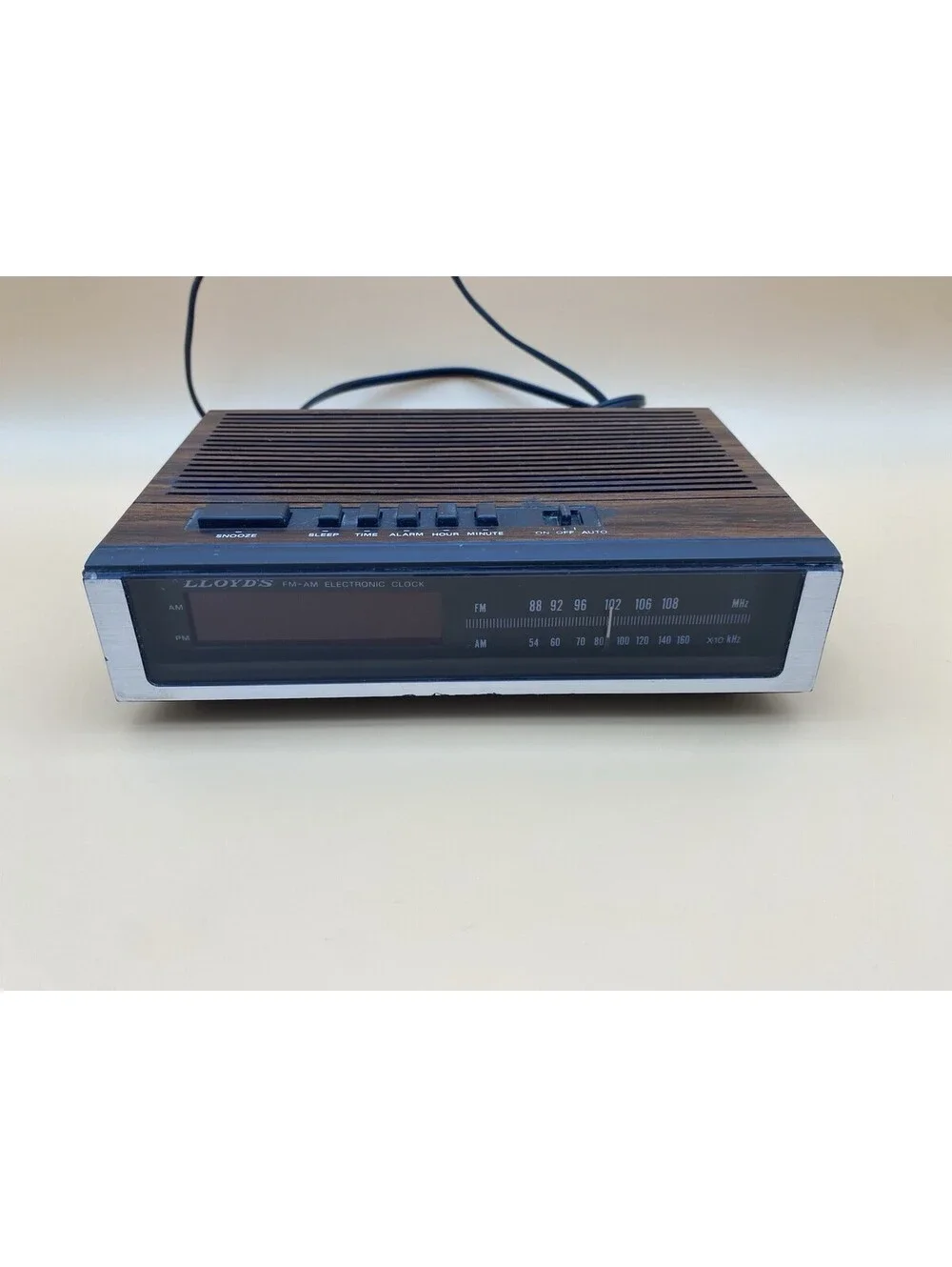Lloyd's VTG Wood Grain FM-AM Electric Alarm Clock Radio Model # J202B - Tested